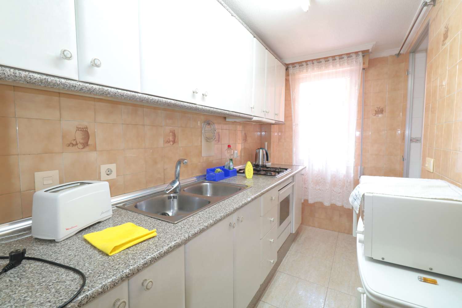 AMPLIO APARTAMENTO CON TERRAZA Y VISTAS AL MAR EN PLAYA DE LOS NÁUFRAGOS – TORREVIEJA