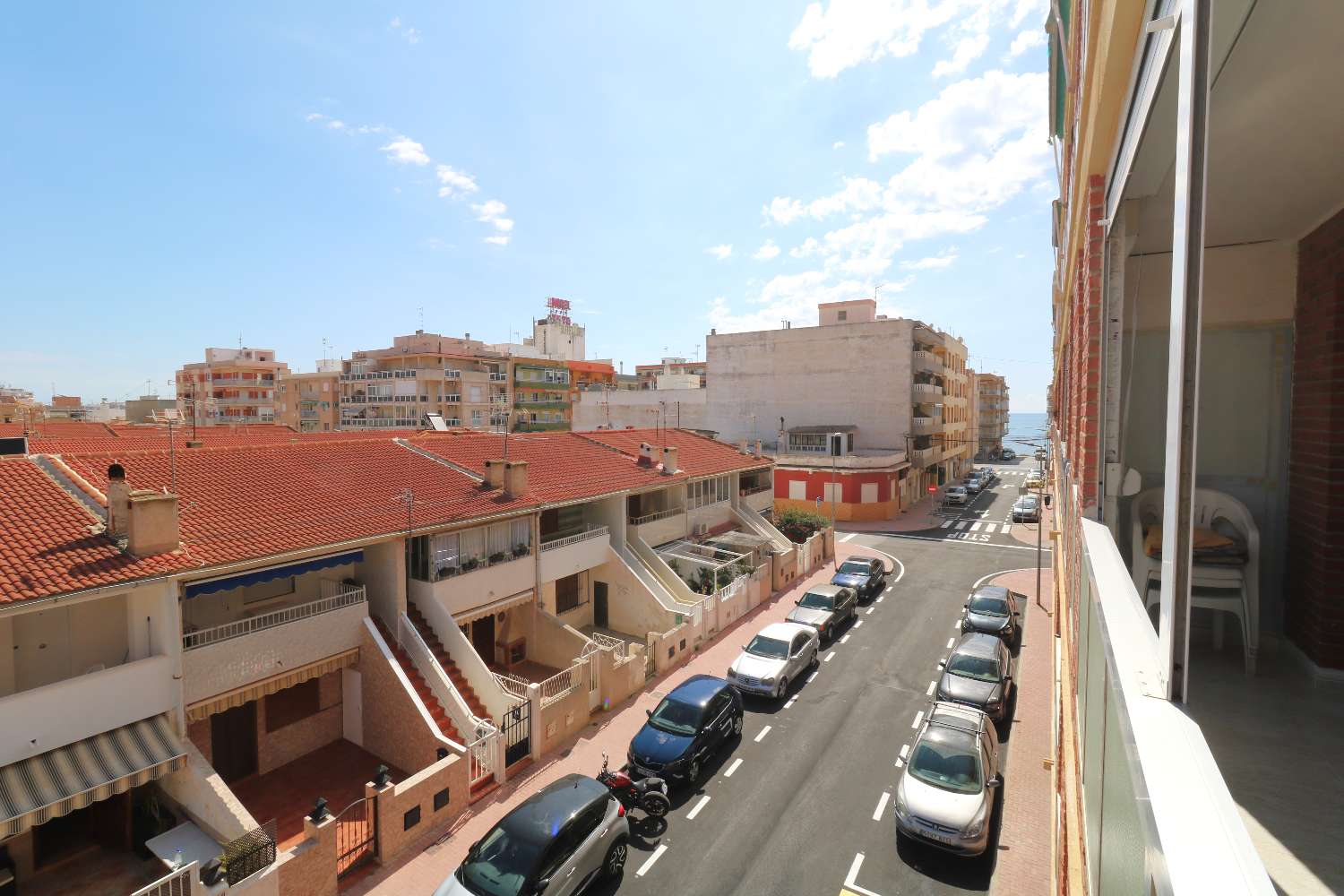 AMPLIO APARTAMENTO CON TERRAZA Y VISTAS AL MAR EN PLAYA DE LOS NÁUFRAGOS – TORREVIEJA