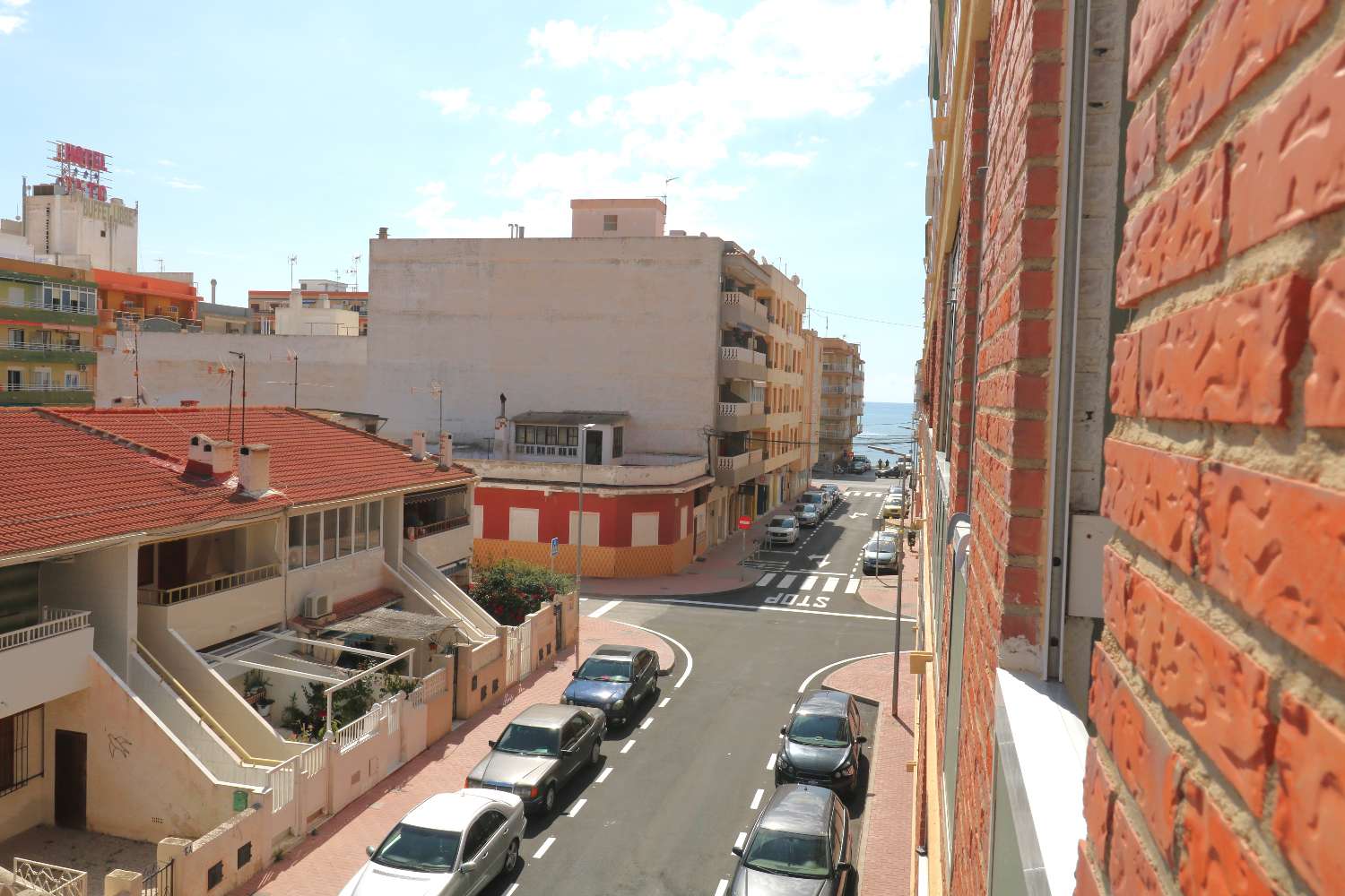 AMPLIO APARTAMENTO CON TERRAZA Y VISTAS AL MAR EN PLAYA DE LOS NÁUFRAGOS – TORREVIEJA