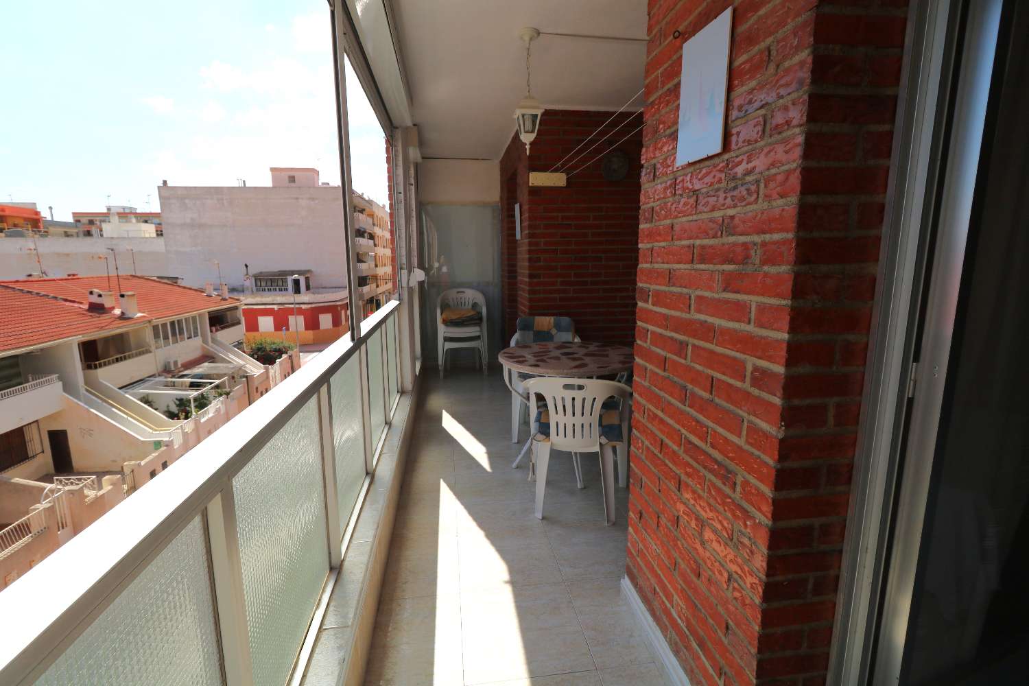 AMPLIO APARTAMENTO CON TERRAZA Y VISTAS AL MAR EN PLAYA DE LOS NÁUFRAGOS – TORREVIEJA