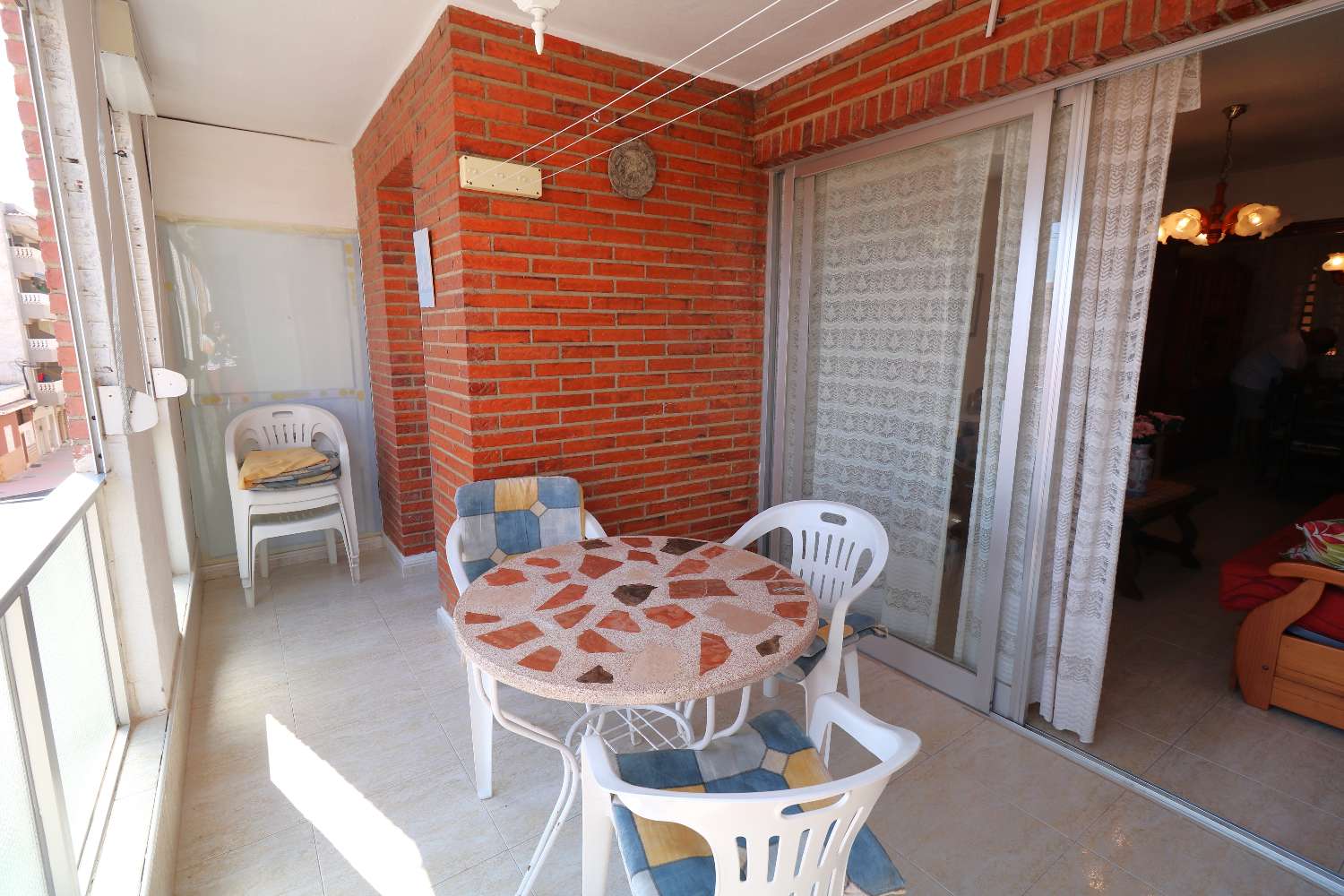 AMPLIO APARTAMENTO CON TERRAZA Y VISTAS AL MAR EN PLAYA DE LOS NÁUFRAGOS – TORREVIEJA