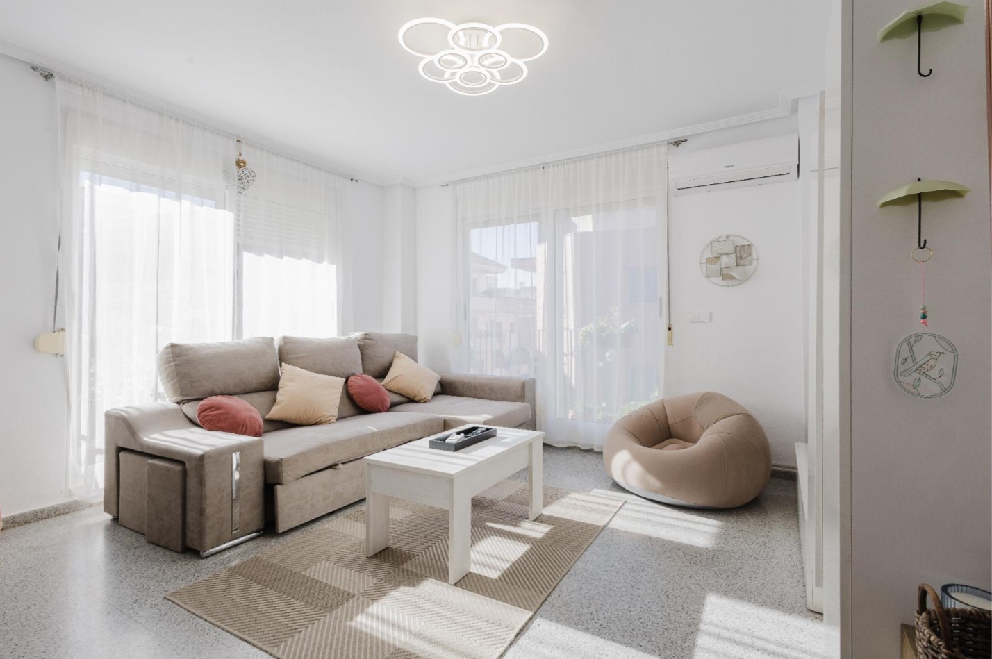 SVĚTLÝ PENTHOUSE SE 4 LOŽNICEMI, SOLÁRIEM A GARÁŽÍ V SAN MIGUEL DE SALINAS