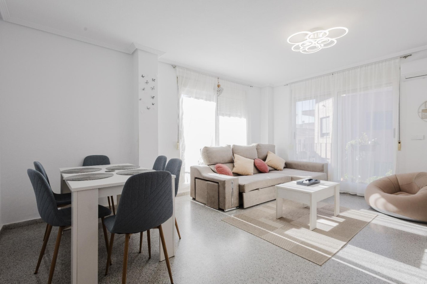 SVĚTLÝ PENTHOUSE SE 4 LOŽNICEMI, SOLÁRIEM A GARÁŽÍ V SAN MIGUEL DE SALINAS