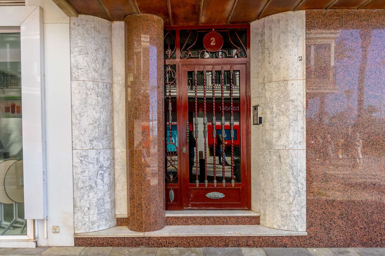 ПРОСТОРНАЯ КВАРТИРА С 4 СПАЛЬНЯМИ И ВИДОМ НА МОРЕ ВСЕГО В 50 МЕТРАХ ОТ ПЛЯЖА В ТОРРЕВЬЕХА