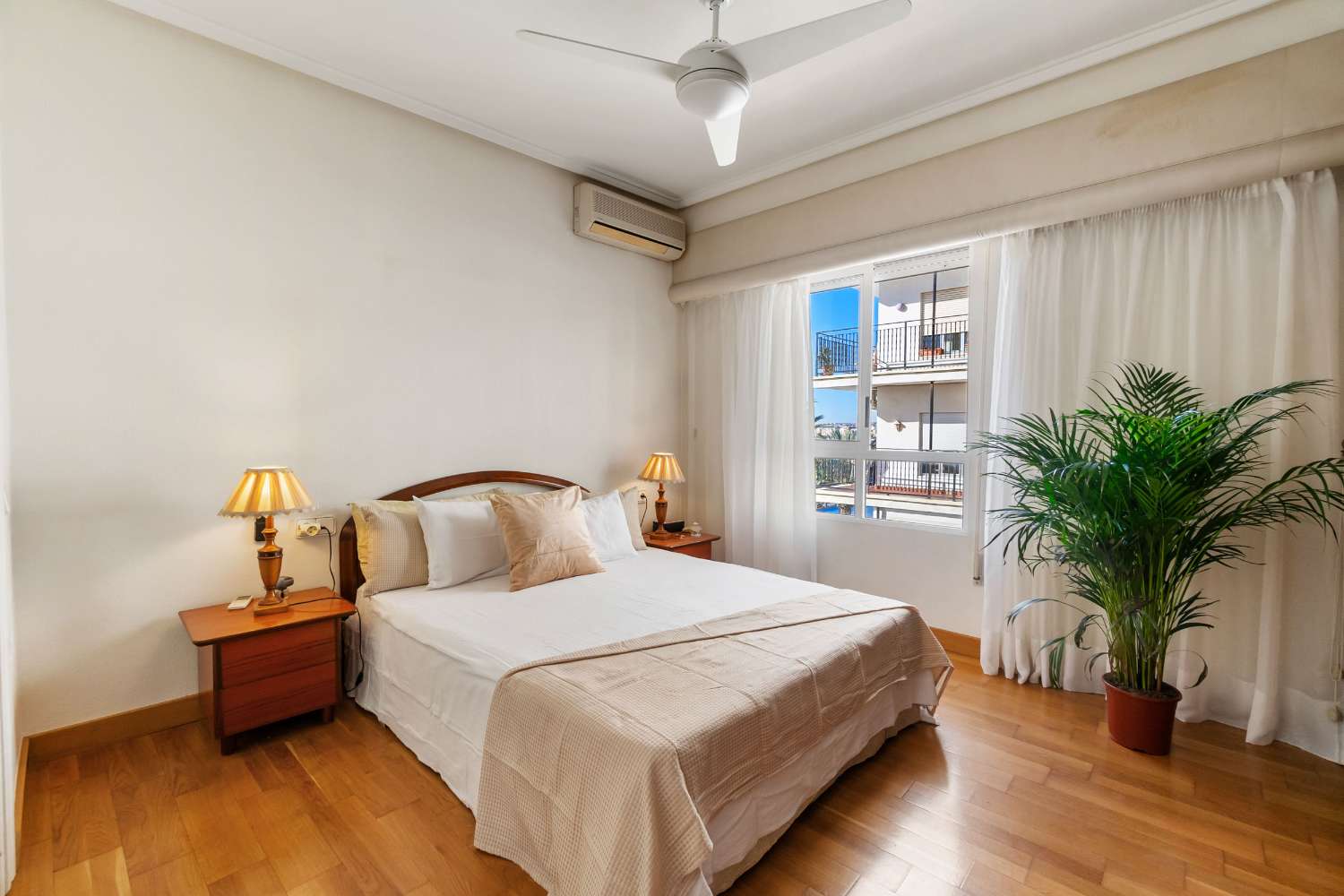 ПРОСТОРНАЯ КВАРТИРА С 4 СПАЛЬНЯМИ И ВИДОМ НА МОРЕ ВСЕГО В 50 МЕТРАХ ОТ ПЛЯЖА В ТОРРЕВЬЕХА