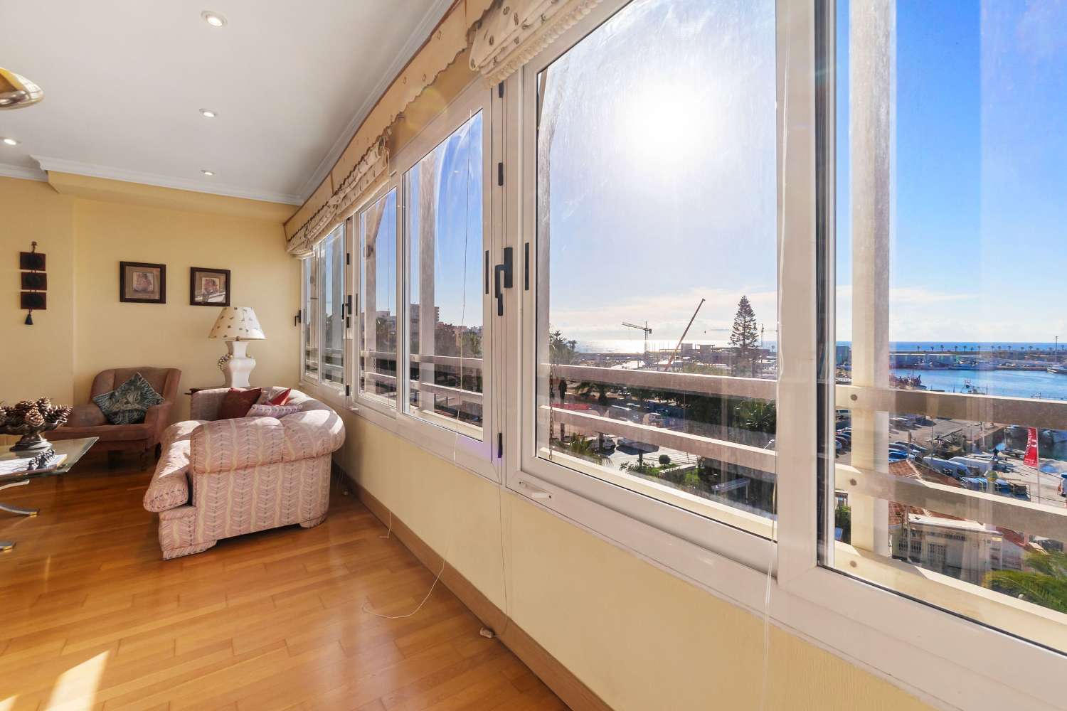 ПРОСТОРНАЯ КВАРТИРА С 4 СПАЛЬНЯМИ И ВИДОМ НА МОРЕ ВСЕГО В 50 МЕТРАХ ОТ ПЛЯЖА В ТОРРЕВЬЕХА