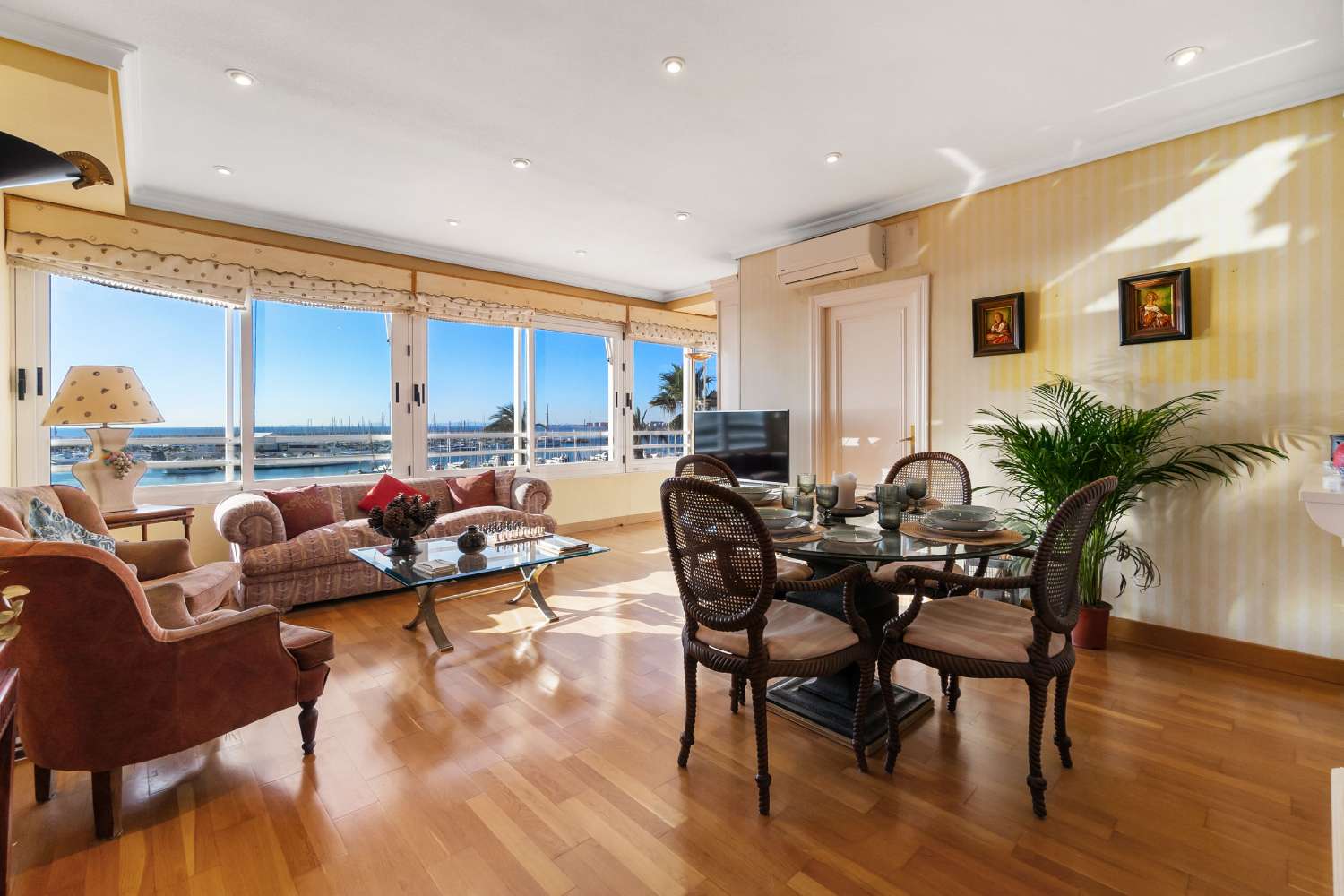 ПРОСТОРНАЯ КВАРТИРА С 4 СПАЛЬНЯМИ И ВИДОМ НА МОРЕ ВСЕГО В 50 МЕТРАХ ОТ ПЛЯЖА В ТОРРЕВЬЕХА