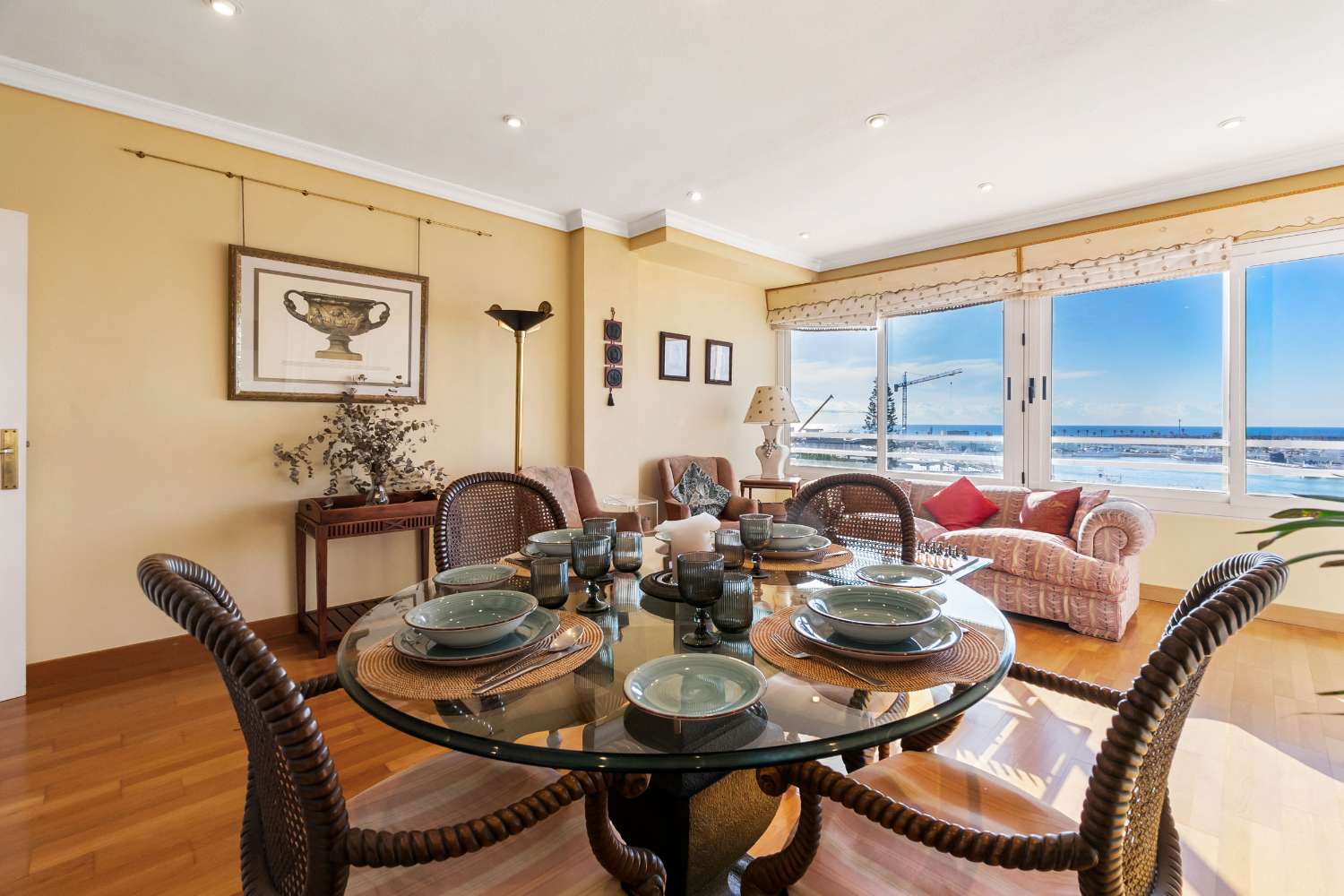 ПРОСТОРНАЯ КВАРТИРА С 4 СПАЛЬНЯМИ И ВИДОМ НА МОРЕ ВСЕГО В 50 МЕТРАХ ОТ ПЛЯЖА В ТОРРЕВЬЕХА