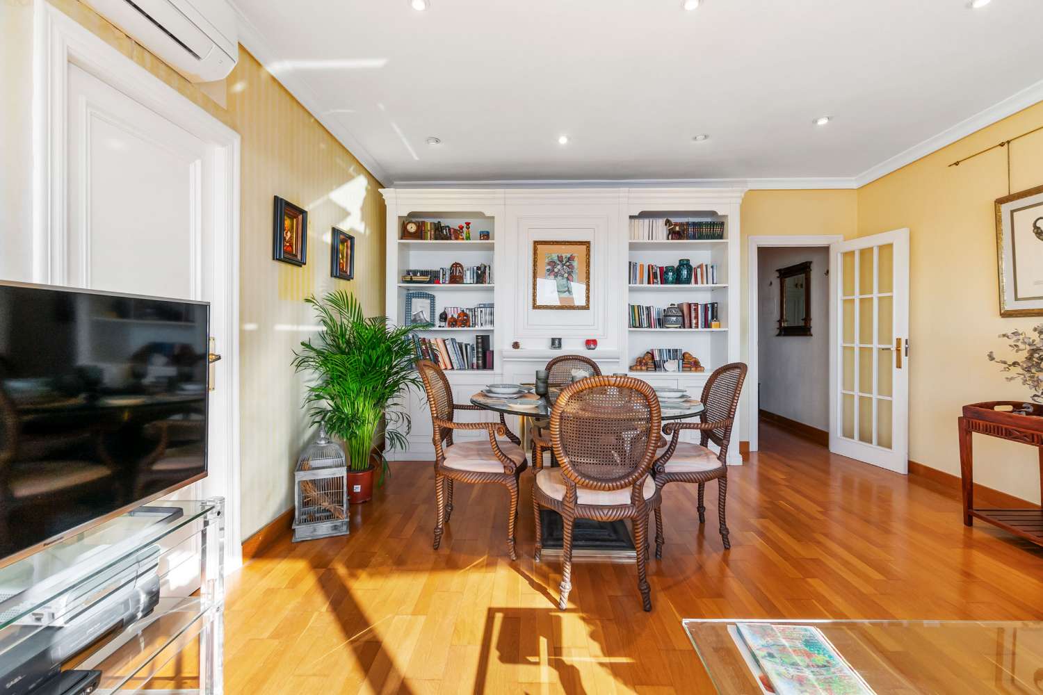 ПРОСТОРНАЯ КВАРТИРА С 4 СПАЛЬНЯМИ И ВИДОМ НА МОРЕ ВСЕГО В 50 МЕТРАХ ОТ ПЛЯЖА В ТОРРЕВЬЕХА