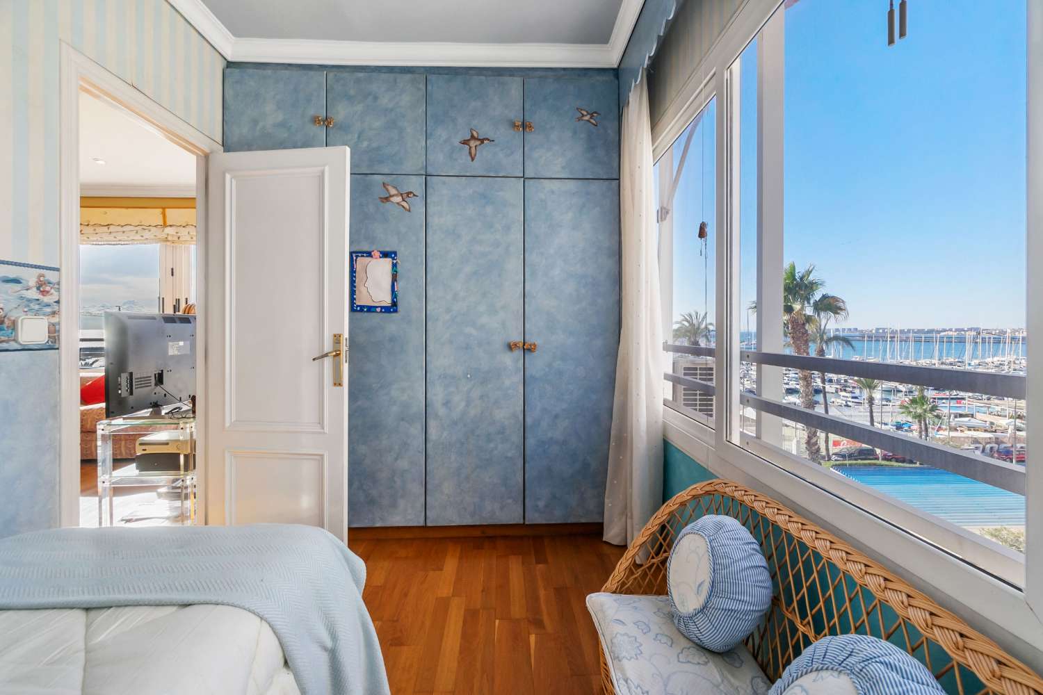 ПРОСТОРНАЯ КВАРТИРА С 4 СПАЛЬНЯМИ И ВИДОМ НА МОРЕ ВСЕГО В 50 МЕТРАХ ОТ ПЛЯЖА В ТОРРЕВЬЕХА