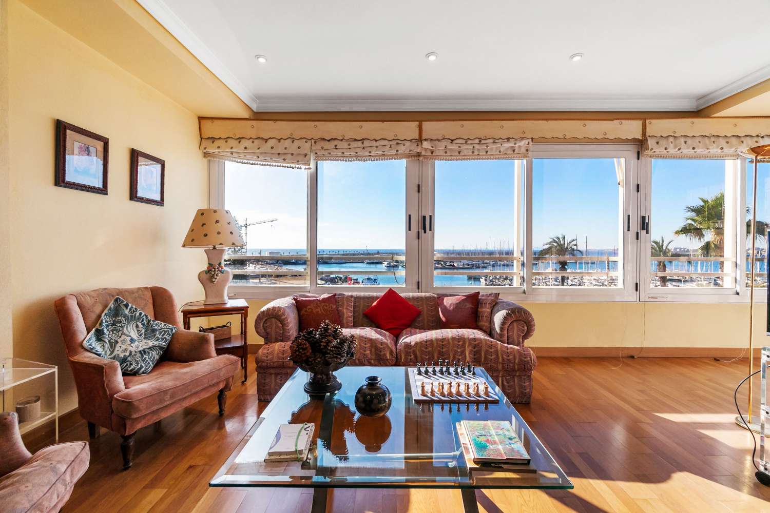 ПРОСТОРНАЯ КВАРТИРА С 4 СПАЛЬНЯМИ И ВИДОМ НА МОРЕ ВСЕГО В 50 МЕТРАХ ОТ ПЛЯЖА В ТОРРЕВЬЕХА