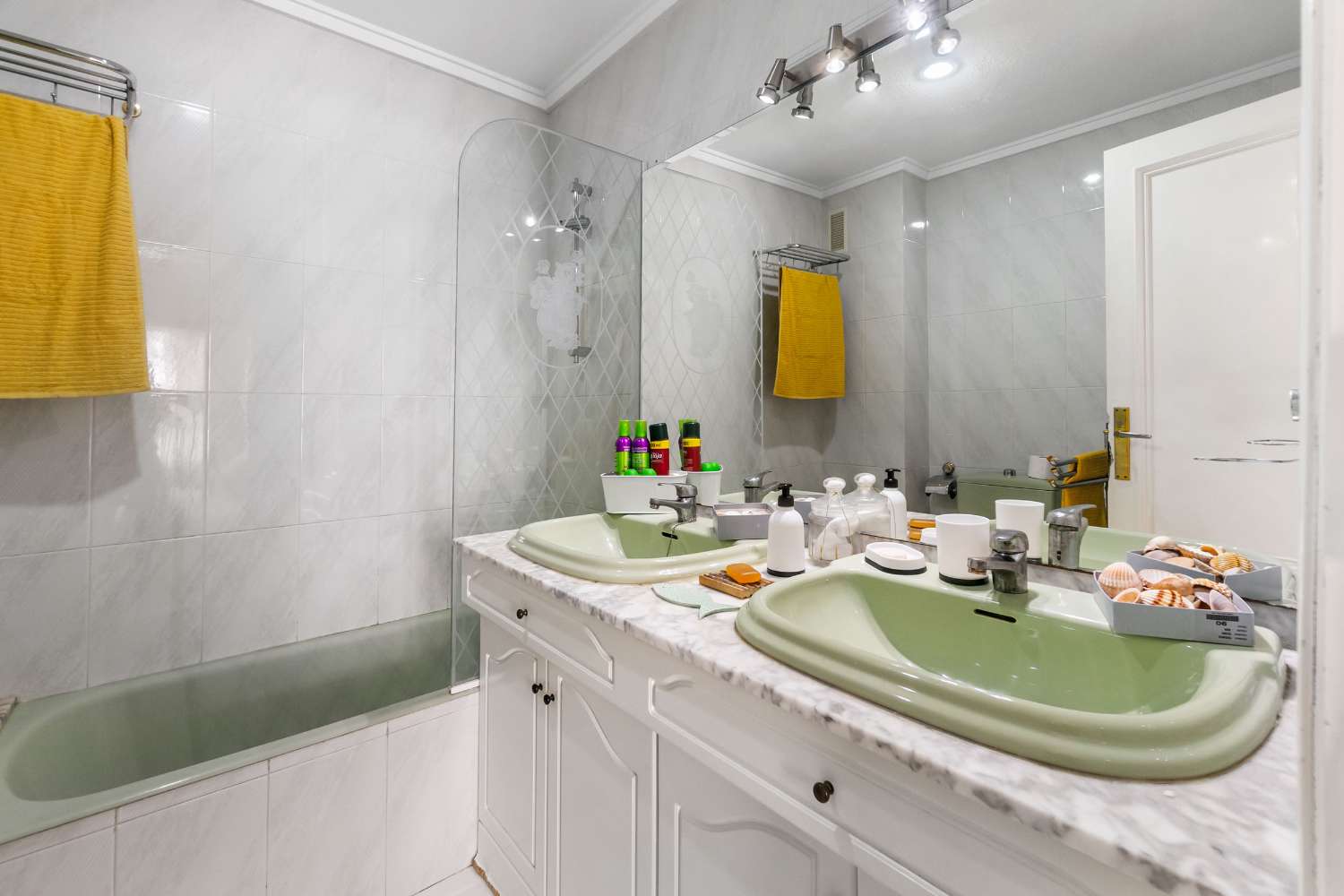 ПРОСТОРНАЯ КВАРТИРА С 4 СПАЛЬНЯМИ И ВИДОМ НА МОРЕ ВСЕГО В 50 МЕТРАХ ОТ ПЛЯЖА В ТОРРЕВЬЕХА