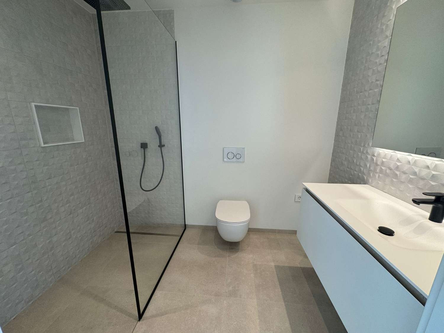 شقة حصرية مع شقة شمسحة خاصة، ومسبح، وإطلالات بانورامية على البحر في تلال الغولف