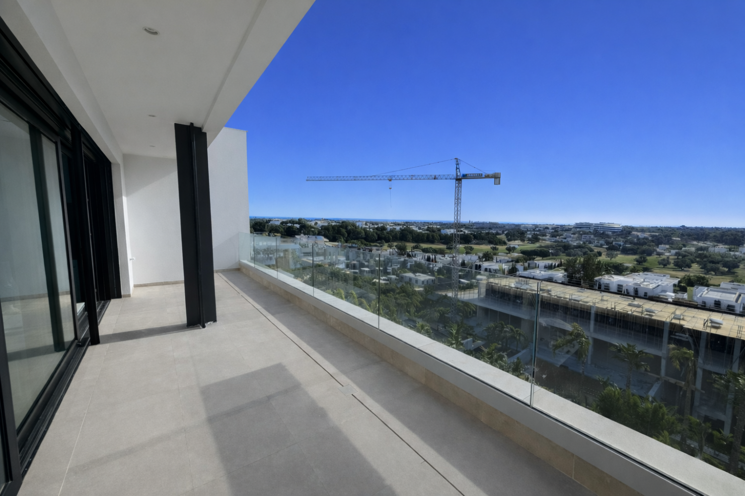 شقة حصرية مع شقة شمسحة خاصة، ومسبح، وإطلالات بانورامية على البحر في تلال الغولف