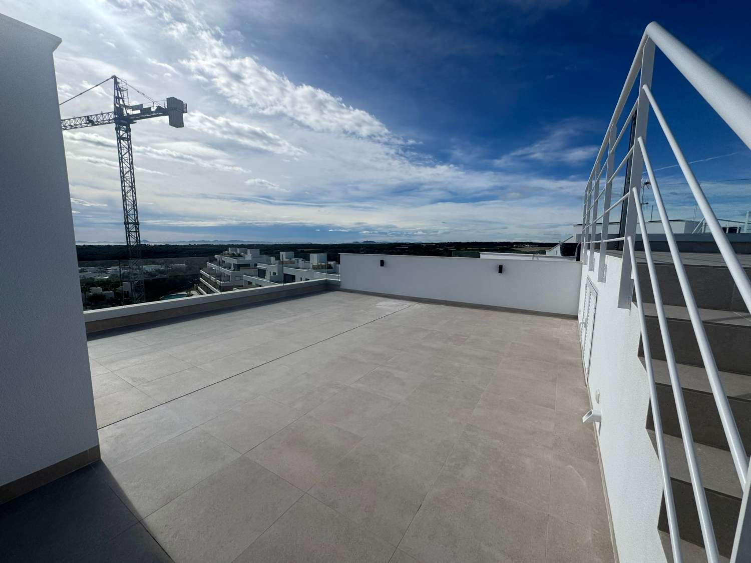 شقة حصرية مع شقة شمسحة خاصة، ومسبح، وإطلالات بانورامية على البحر في تلال الغولف