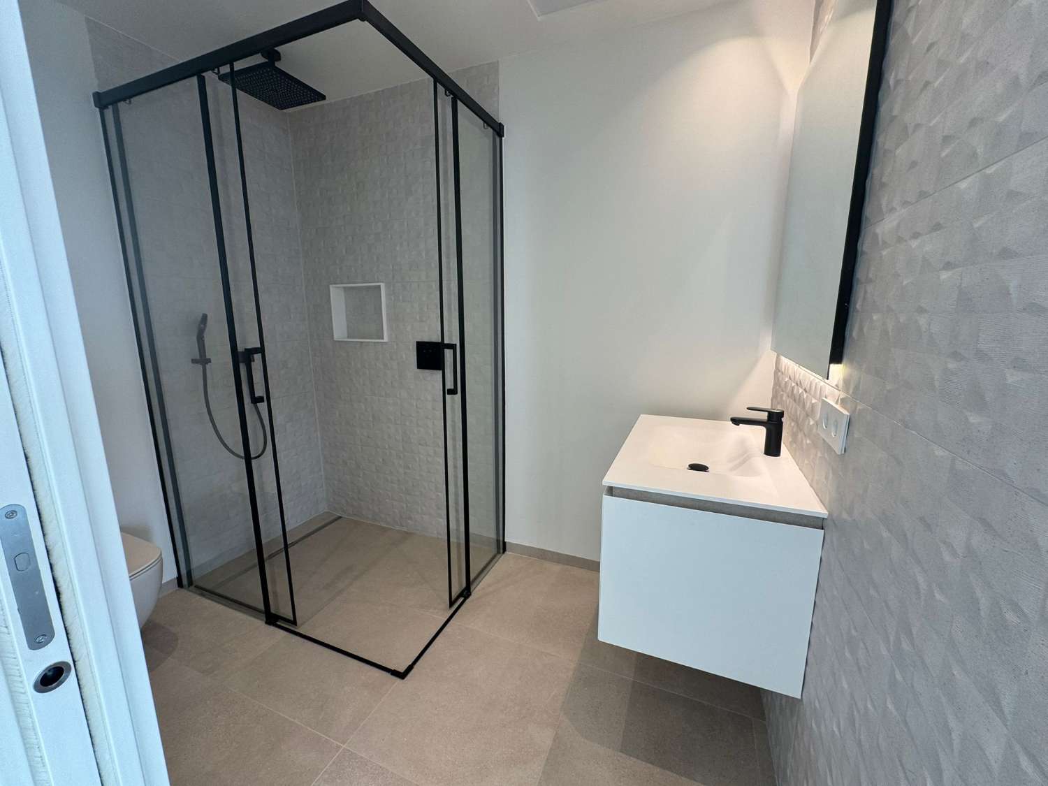 شقة حصرية مع شقة شمسحة خاصة، ومسبح، وإطلالات بانورامية على البحر في تلال الغولف