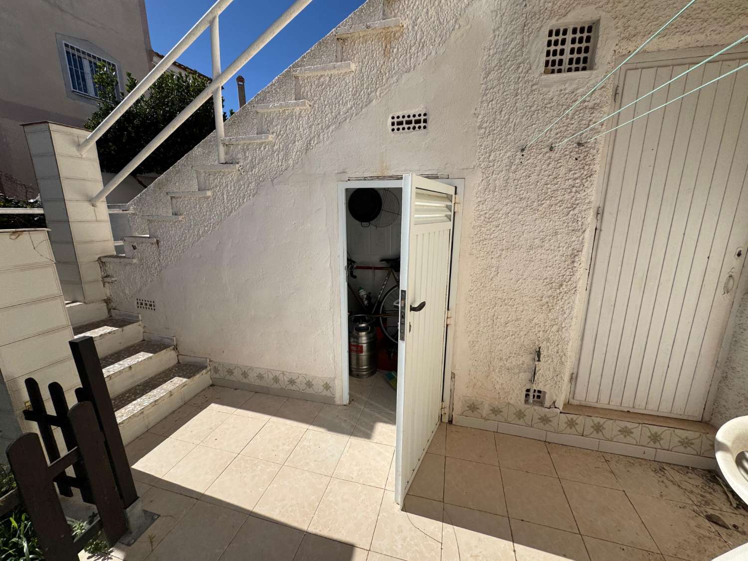 TOWNHOUSE IN LOS BALCONES – PRIVATE GARAGE, SOUTH FACING AND READY TO MOVE INTO