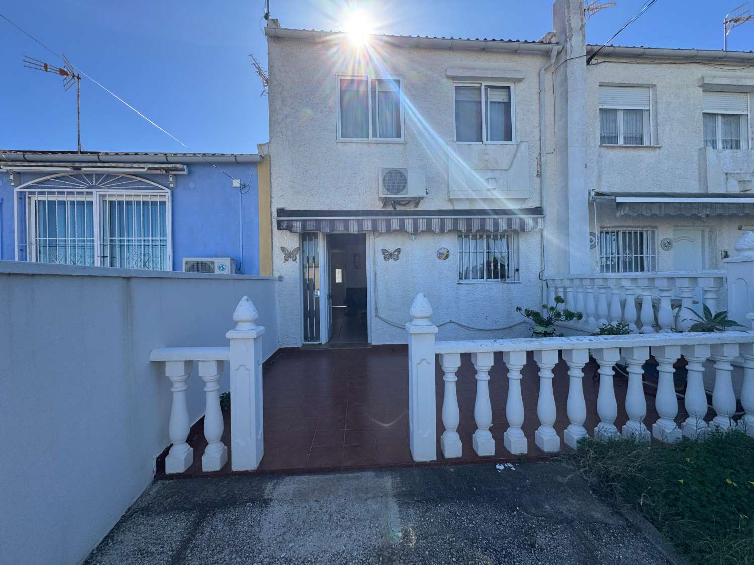 TOWNHOUSE IN LOS BALCONES – PRIVATE GARAGE, SOUTH FACING AND READY TO MOVE INTO