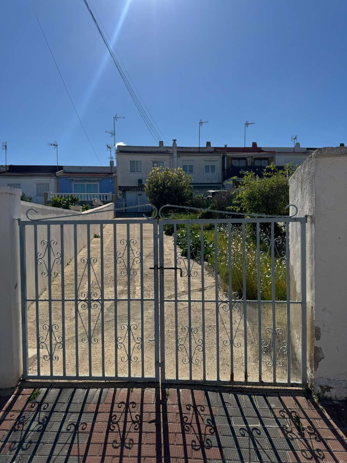 TOWNHOUSE IN LOS BALCONES – PRIVATE GARAGE, SOUTH FACING AND READY TO MOVE INTO