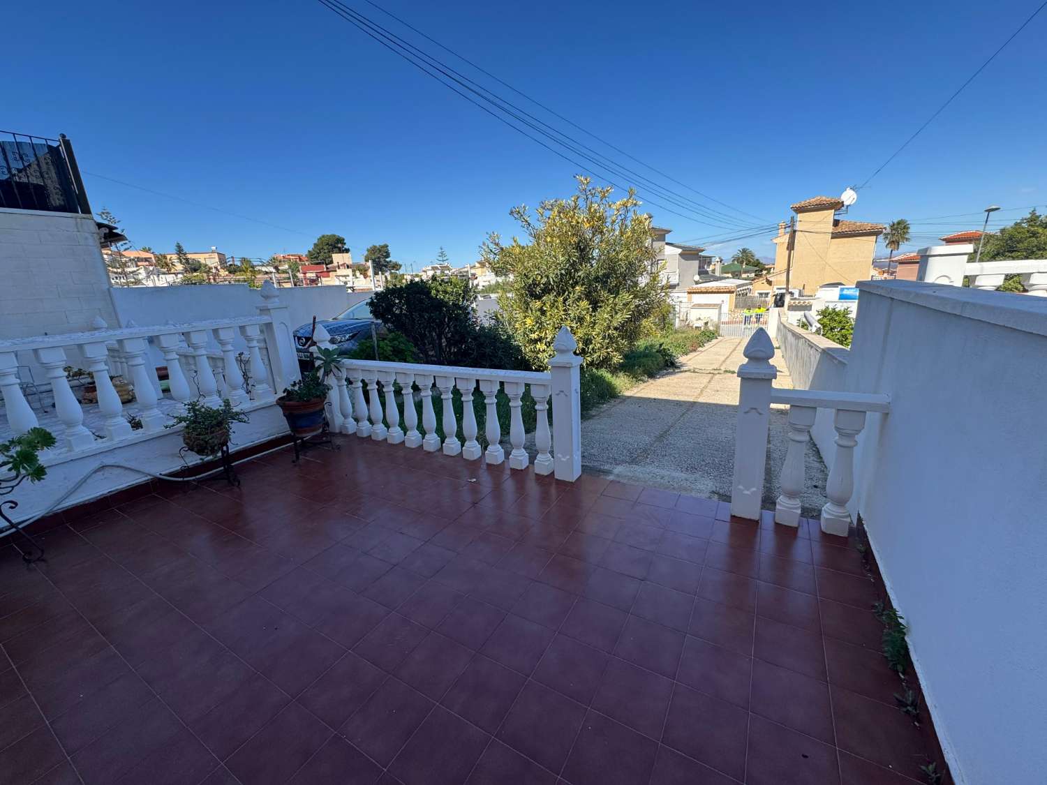 TOWNHOUSE IN LOS BALCONES – PRIVATE GARAGE, SOUTH FACING AND READY TO MOVE INTO