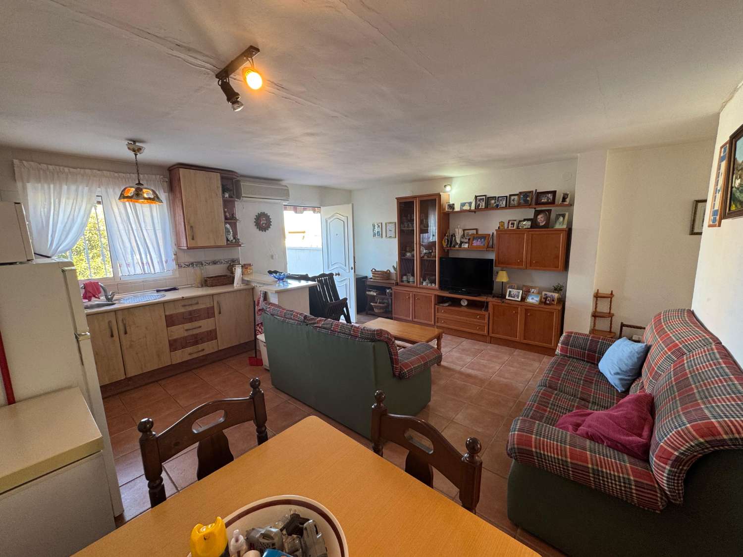 TOWNHOUSE IN LOS BALCONES – PRIVATE GARAGE, SOUTH FACING AND READY TO MOVE INTO