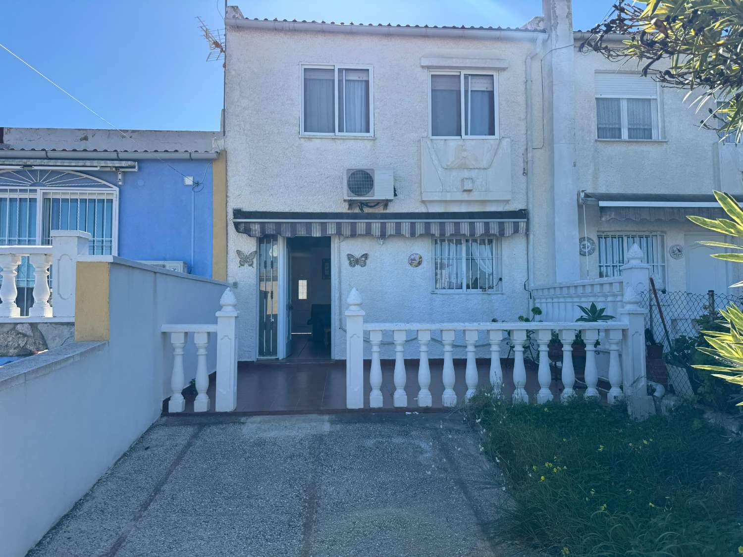 TOWNHOUSE IN LOS BALCONES – PRIVATE GARAGE, SOUTH FACING AND READY TO MOVE INTO