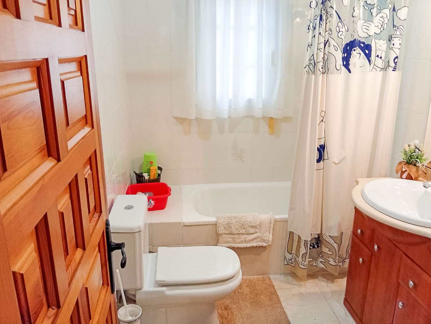 TILAVA OMAKOTITALO SAN LUISISSA – TONTTI 816 M², AURINKOPANEELI, JOSTA AVAUTUU NÄKYMÄT LAGUUNIIN JA ETELÄÄN