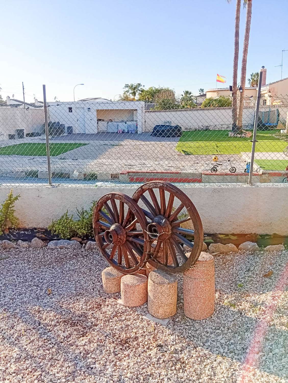 TILAVA OMAKOTITALO SAN LUISISSA – TONTTI 816 M², AURINKOPANEELI, JOSTA AVAUTUU NÄKYMÄT LAGUUNIIN JA ETELÄÄN