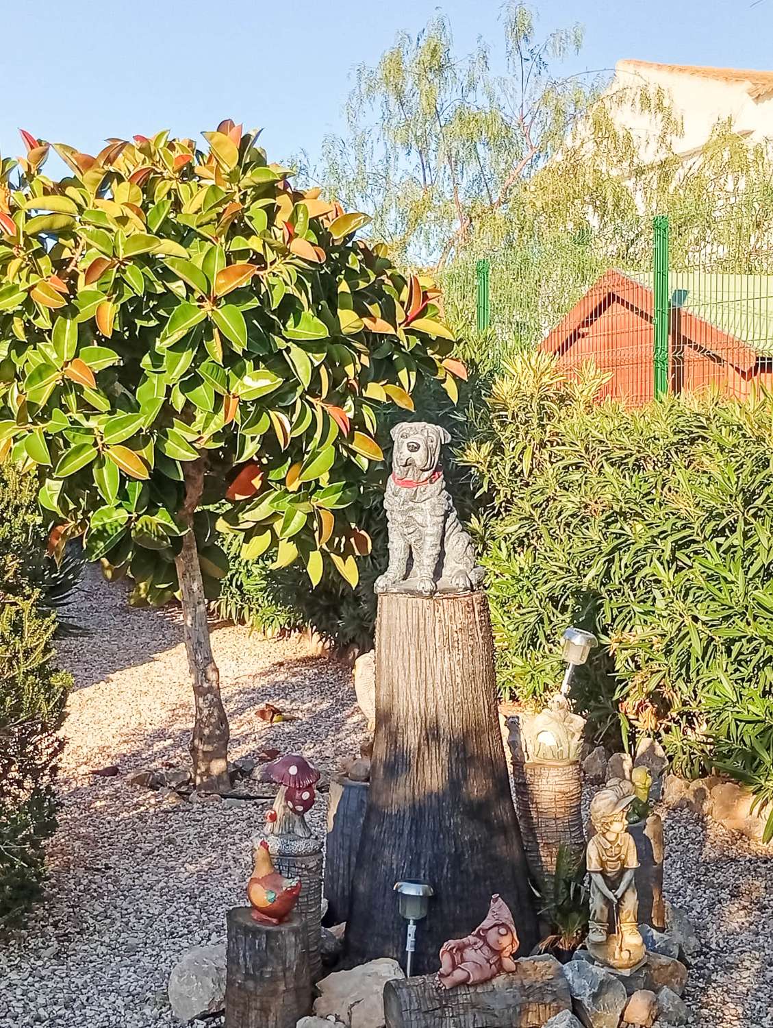 TILAVA OMAKOTITALO SAN LUISISSA – TONTTI 816 M², AURINKOPANEELI, JOSTA AVAUTUU NÄKYMÄT LAGUUNIIN JA ETELÄÄN