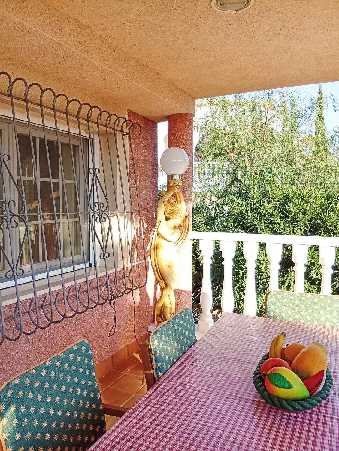 TILAVA OMAKOTITALO SAN LUISISSA – TONTTI 816 M², AURINKOPANEELI, JOSTA AVAUTUU NÄKYMÄT LAGUUNIIN JA ETELÄÄN