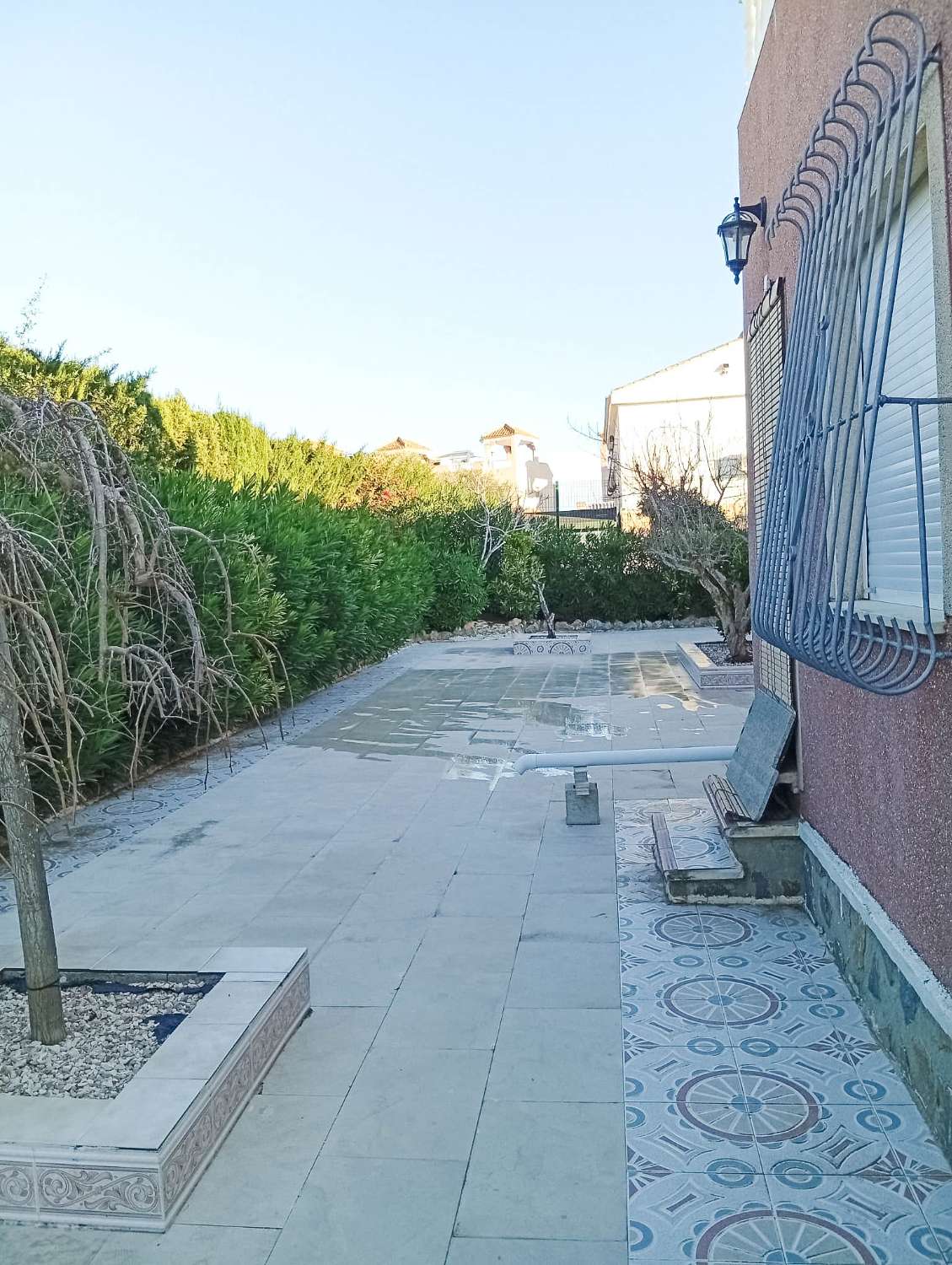 TILAVA OMAKOTITALO SAN LUISISSA – TONTTI 816 M², AURINKOPANEELI, JOSTA AVAUTUU NÄKYMÄT LAGUUNIIN JA ETELÄÄN