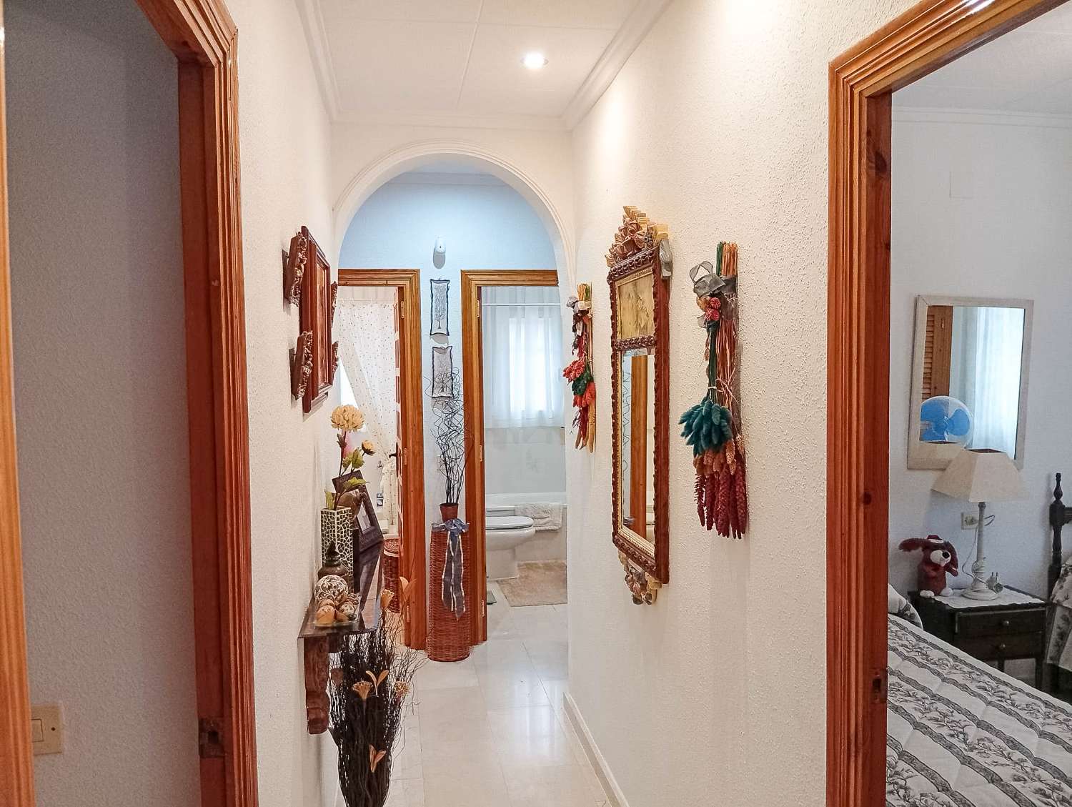 TILAVA OMAKOTITALO SAN LUISISSA – TONTTI 816 M², AURINKOPANEELI, JOSTA AVAUTUU NÄKYMÄT LAGUUNIIN JA ETELÄÄN