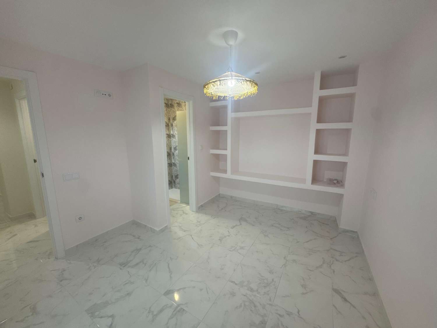 ПОВНІСТЮ ВІДРЕМОНТОВАНА КВАРТИРА В ЦЕНТРІ ТОРРЕВ'ЄХИ – 3 СПАЛЬНІ, 3 ВАННІ КІМНАТИ ТА ВСЬОГО ЗА 500 М ВІД ПЛЯЖУ