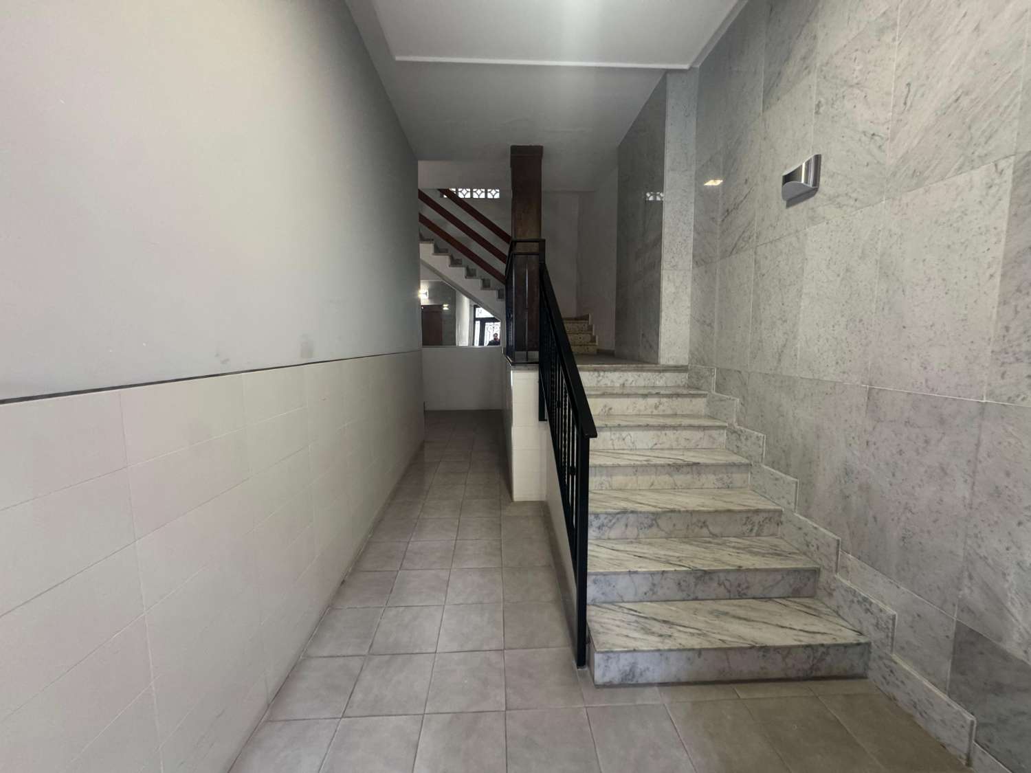 ПОВНІСТЮ ВІДРЕМОНТОВАНА КВАРТИРА В ЦЕНТРІ ТОРРЕВ'ЄХИ – 3 СПАЛЬНІ, 3 ВАННІ КІМНАТИ ТА ВСЬОГО ЗА 500 М ВІД ПЛЯЖУ