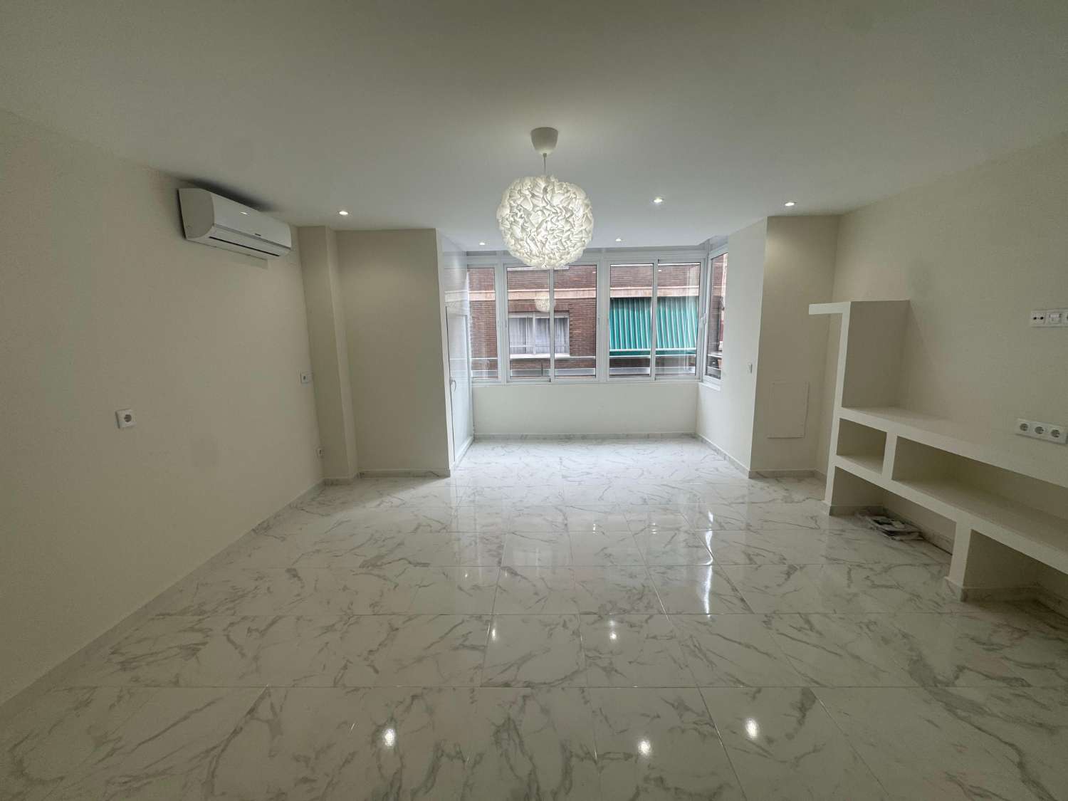 ПОВНІСТЮ ВІДРЕМОНТОВАНА КВАРТИРА В ЦЕНТРІ ТОРРЕВ'ЄХИ – 3 СПАЛЬНІ, 3 ВАННІ КІМНАТИ ТА ВСЬОГО ЗА 500 М ВІД ПЛЯЖУ