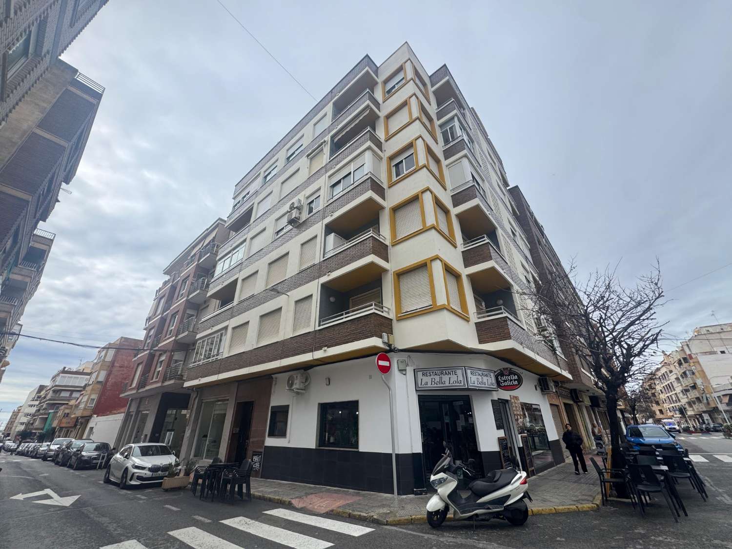 ПОВНІСТЮ ВІДРЕМОНТОВАНА КВАРТИРА В ЦЕНТРІ ТОРРЕВ'ЄХИ – 3 СПАЛЬНІ, 3 ВАННІ КІМНАТИ ТА ВСЬОГО ЗА 500 М ВІД ПЛЯЖУ