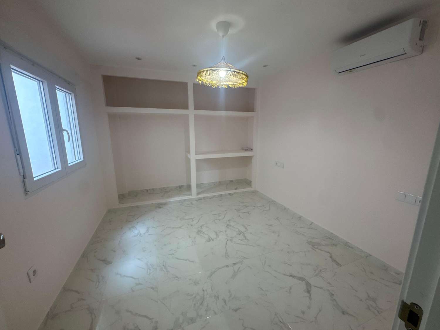 ПОВНІСТЮ ВІДРЕМОНТОВАНА КВАРТИРА В ЦЕНТРІ ТОРРЕВ'ЄХИ – 3 СПАЛЬНІ, 3 ВАННІ КІМНАТИ ТА ВСЬОГО ЗА 500 М ВІД ПЛЯЖУ