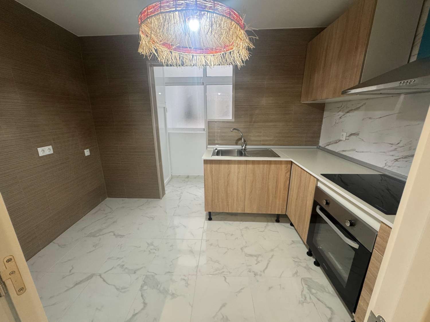 ПОВНІСТЮ ВІДРЕМОНТОВАНА КВАРТИРА В ЦЕНТРІ ТОРРЕВ'ЄХИ – 3 СПАЛЬНІ, 3 ВАННІ КІМНАТИ ТА ВСЬОГО ЗА 500 М ВІД ПЛЯЖУ