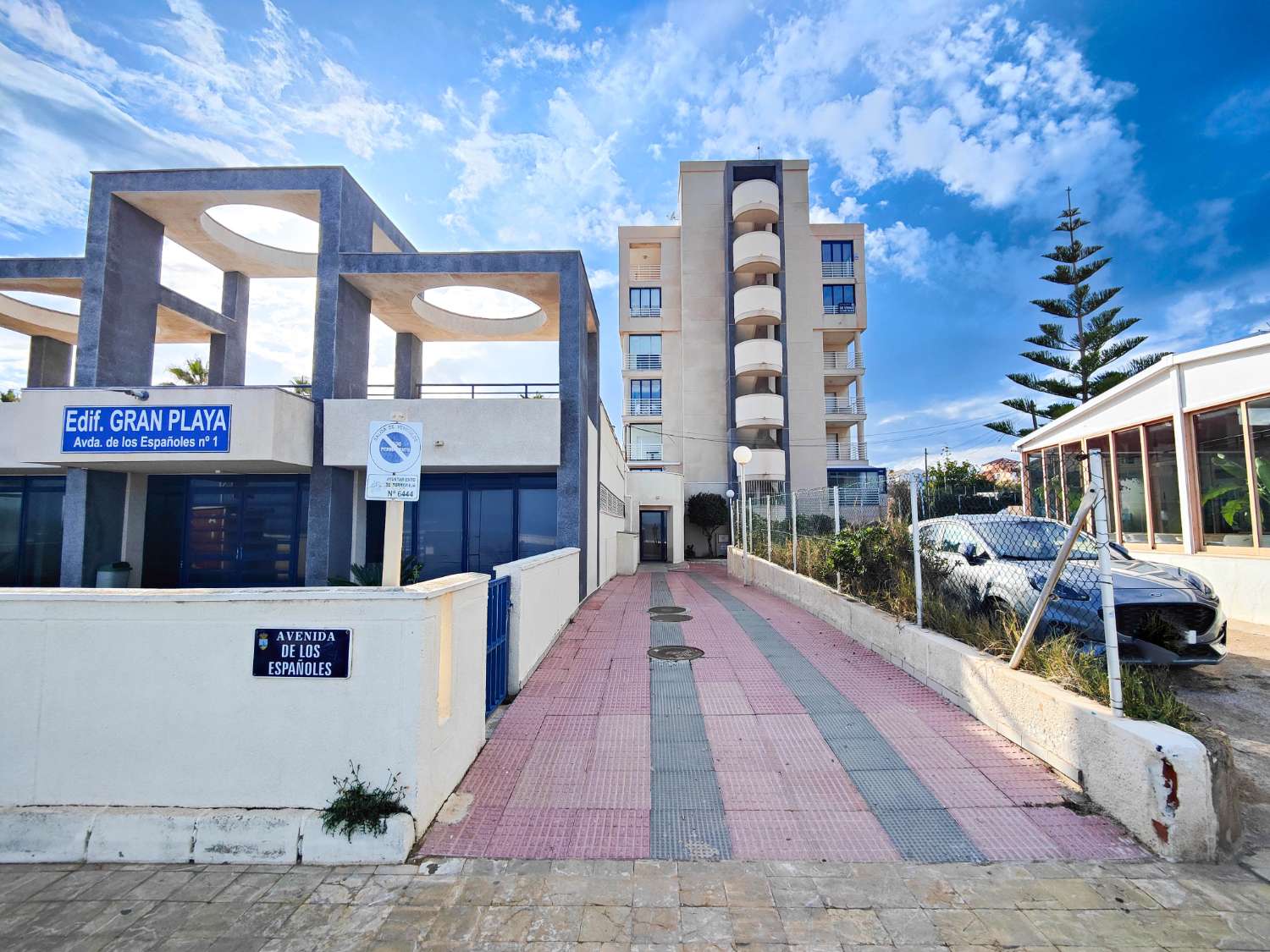 APARTAMENTO EN PRIMERA LÍNEA DE PLAYA EN LA MATA, ORIENTACIÓN SUR, GRAN TERRAZA Y RESIDENCIAL CON PISCINA