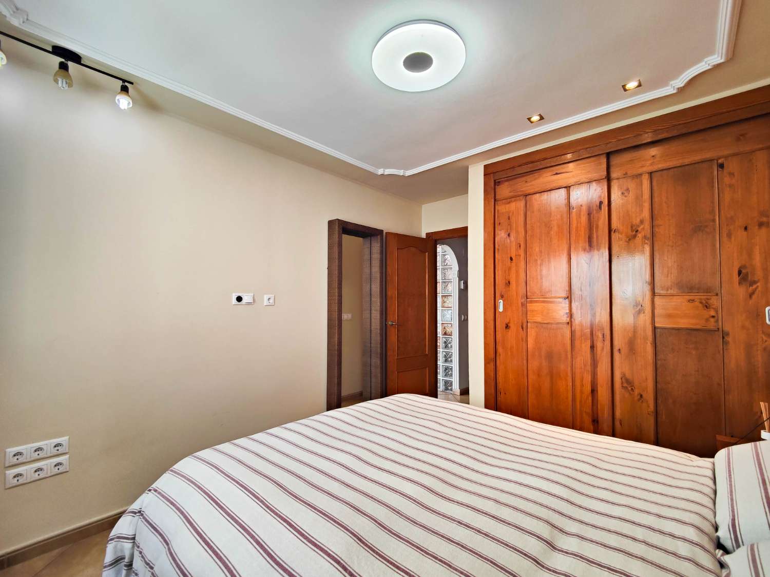 APARTAMENTO EN PRIMERA LÍNEA DE PLAYA EN LA MATA, ORIENTACIÓN SUR, GRAN TERRAZA Y RESIDENCIAL CON PISCINA