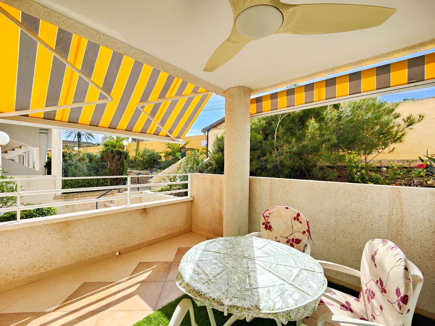 APARTAMENTO EN PRIMERA LÍNEA DE PLAYA EN LA MATA, ORIENTACIÓN SUR, GRAN TERRAZA Y RESIDENCIAL CON PISCINA