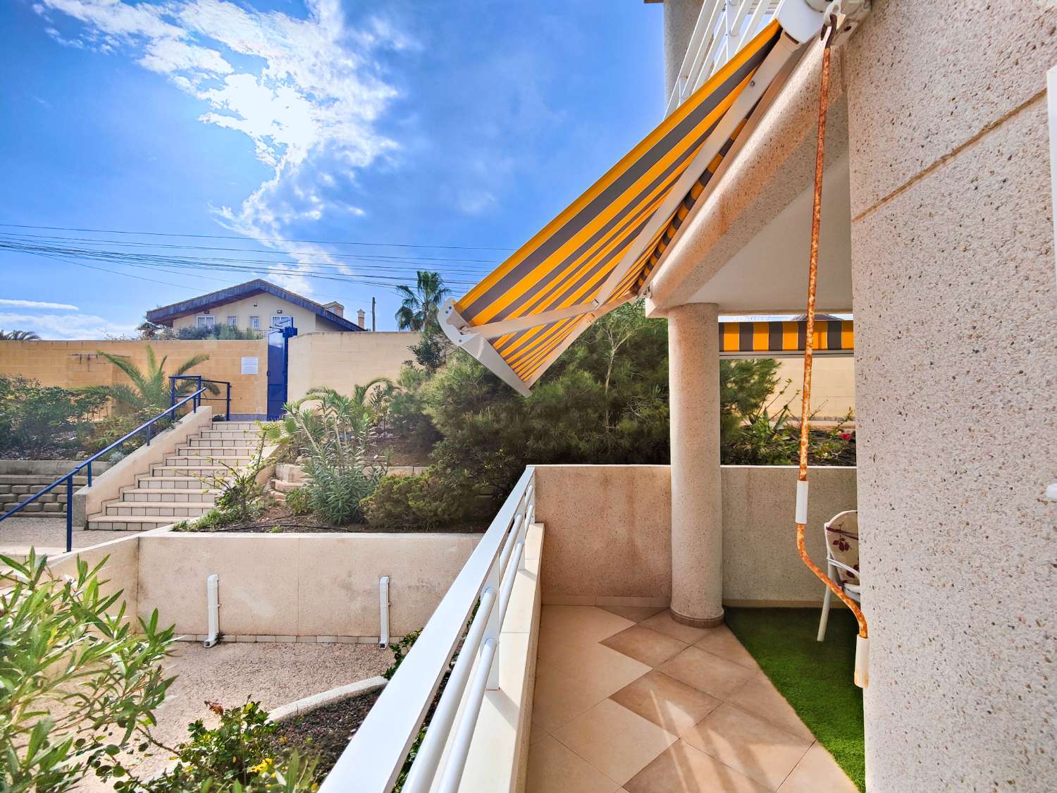 APARTAMENTO EN PRIMERA LÍNEA DE PLAYA EN LA MATA, ORIENTACIÓN SUR, GRAN TERRAZA Y RESIDENCIAL CON PISCINA