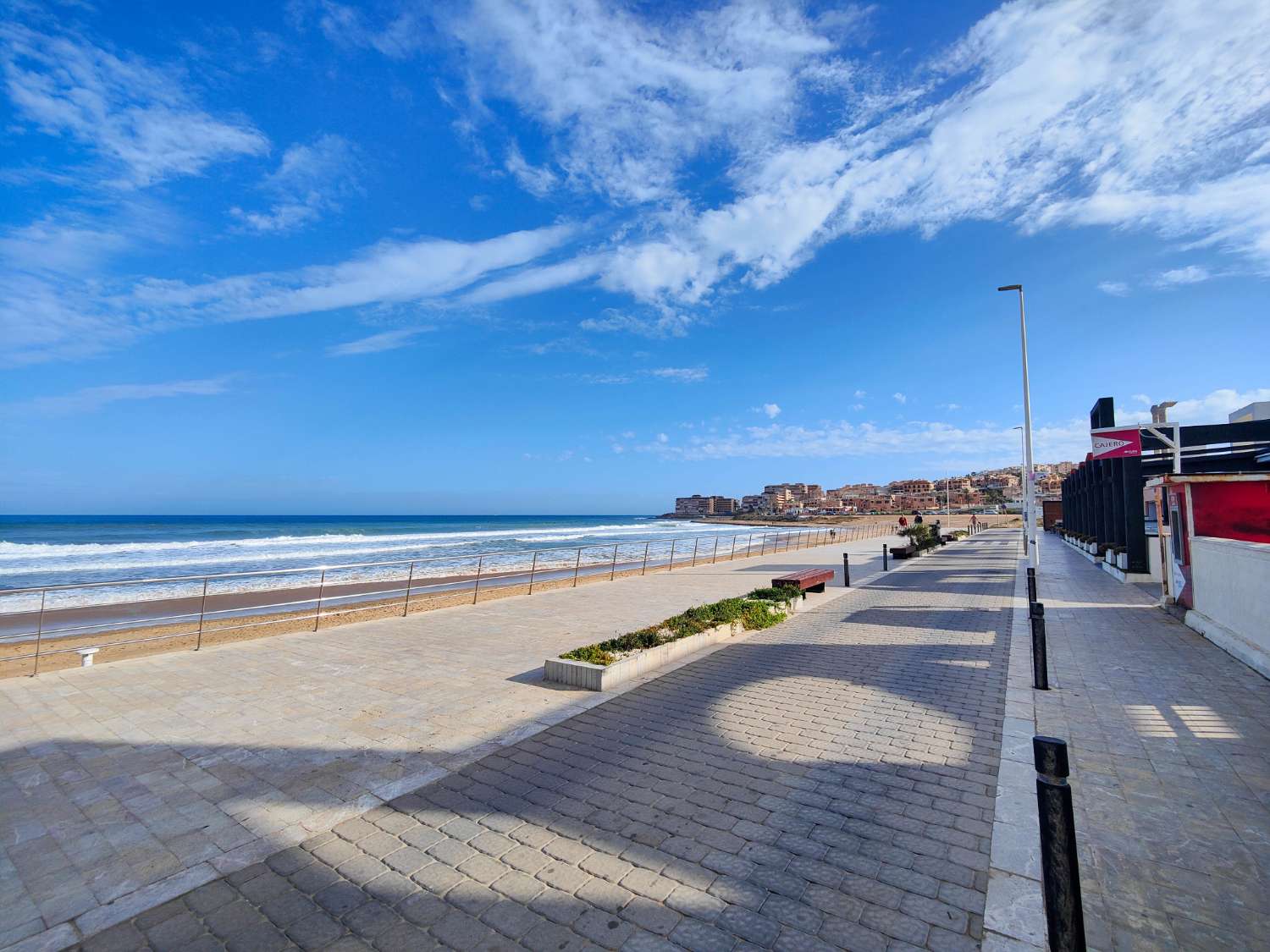 APARTAMENTO EN PRIMERA LÍNEA DE PLAYA EN LA MATA, ORIENTACIÓN SUR, GRAN TERRAZA Y RESIDENCIAL CON PISCINA