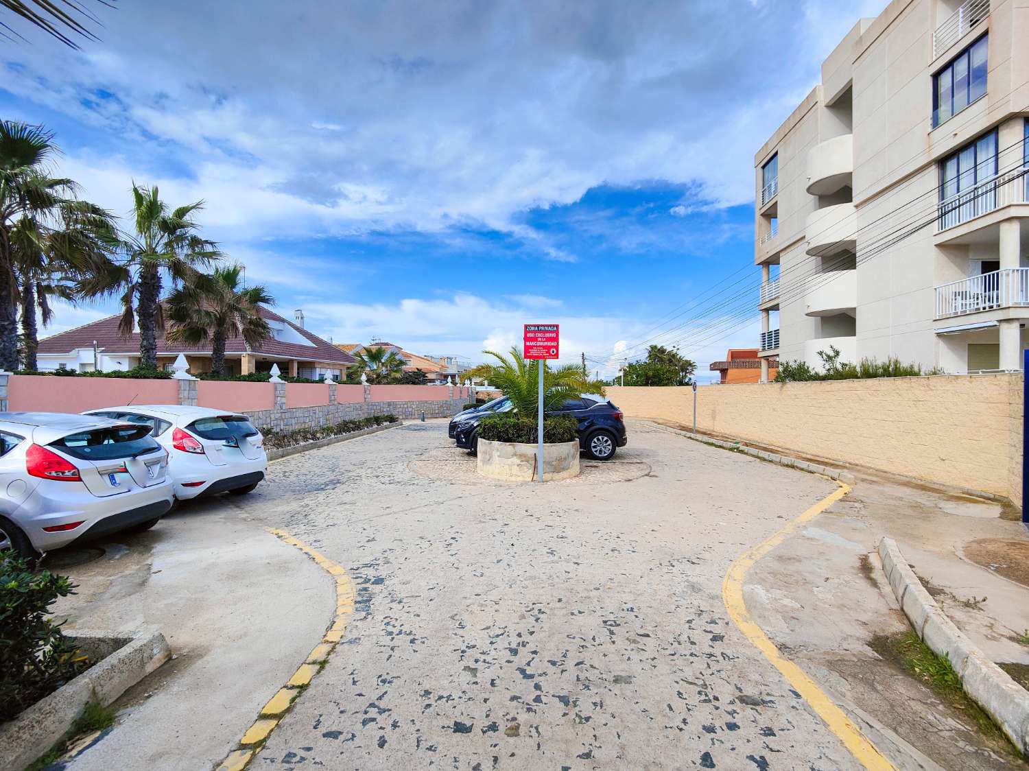 APARTAMENTO EN PRIMERA LÍNEA DE PLAYA EN LA MATA, ORIENTACIÓN SUR, GRAN TERRAZA Y RESIDENCIAL CON PISCINA