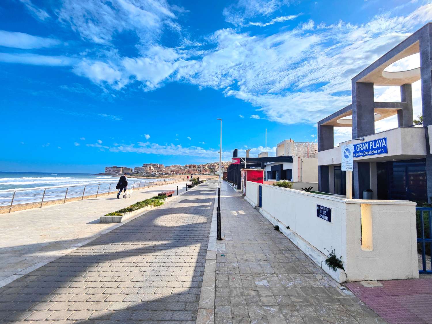 APARTAMENTO EN PRIMERA LÍNEA DE PLAYA EN LA MATA, ORIENTACIÓN SUR, GRAN TERRAZA Y RESIDENCIAL CON PISCINA