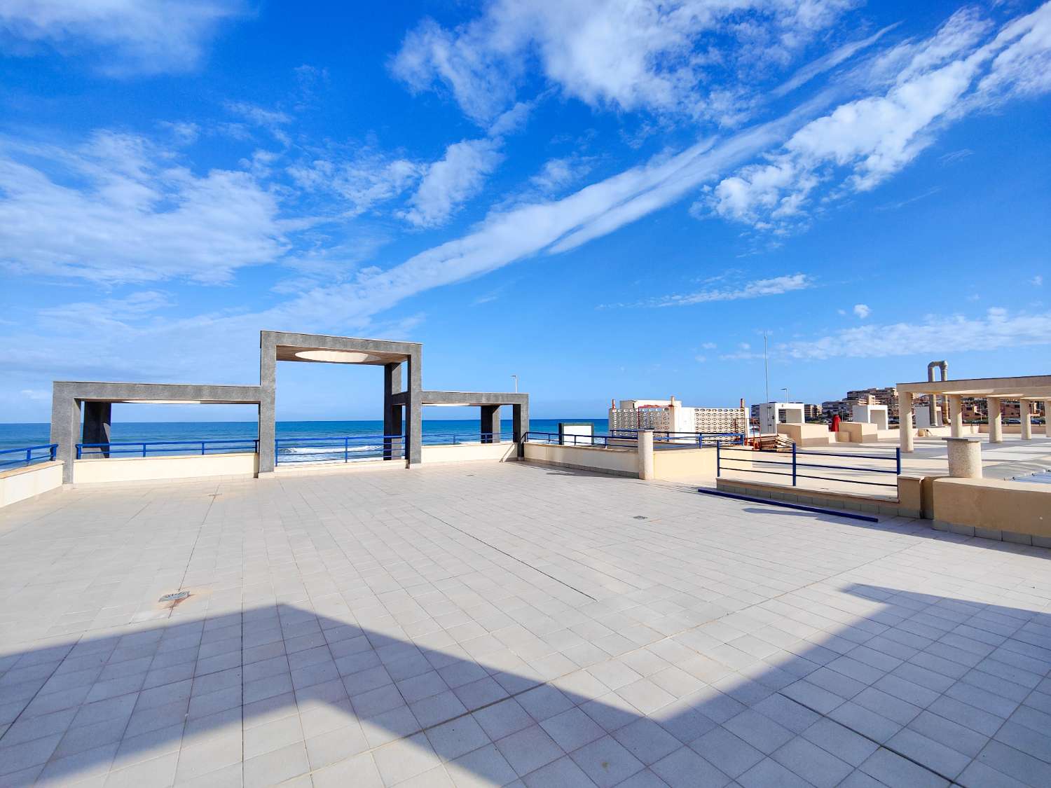 APARTAMENTO EN PRIMERA LÍNEA DE PLAYA EN LA MATA, ORIENTACIÓN SUR, GRAN TERRAZA Y RESIDENCIAL CON PISCINA