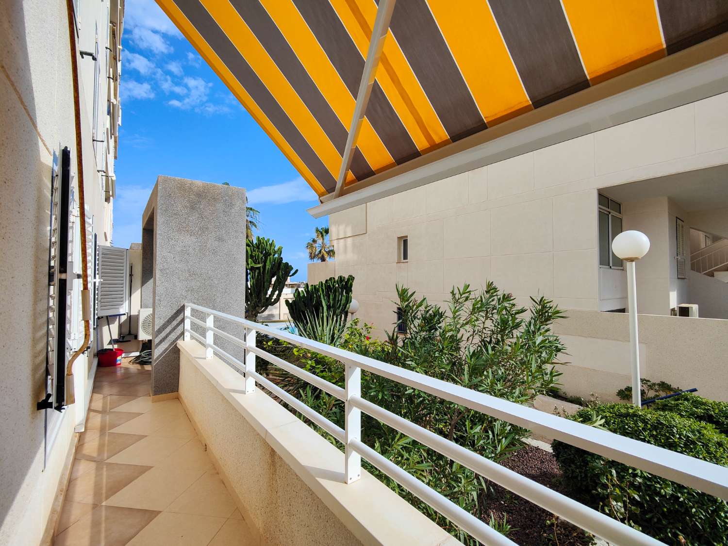 APARTAMENTO EN PRIMERA LÍNEA DE PLAYA EN LA MATA, ORIENTACIÓN SUR, GRAN TERRAZA Y RESIDENCIAL CON PISCINA