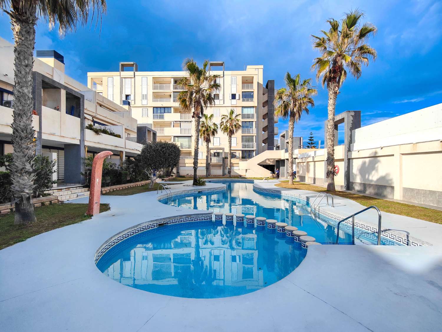 APARTAMENTO EN PRIMERA LÍNEA DE PLAYA EN LA MATA, ORIENTACIÓN SUR, GRAN TERRAZA Y RESIDENCIAL CON PISCINA