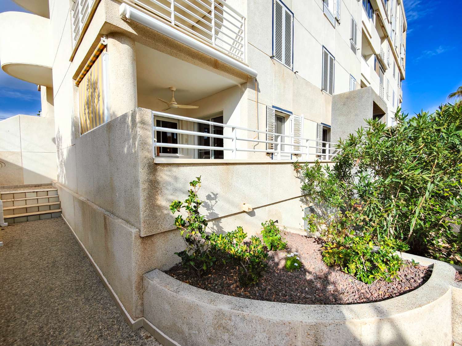 APARTAMENTO EN PRIMERA LÍNEA DE PLAYA EN LA MATA, ORIENTACIÓN SUR, GRAN TERRAZA Y RESIDENCIAL CON PISCINA