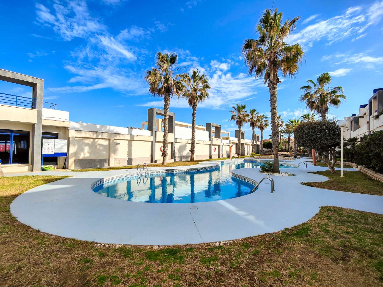 APARTAMENTO EN PRIMERA LÍNEA DE PLAYA EN LA MATA, ORIENTACIÓN SUR, GRAN TERRAZA Y RESIDENCIAL CON PISCINA